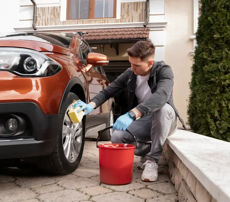Lavage auto à domicile Bains-sur-Oust : professionnel intervenant sur un véhicule